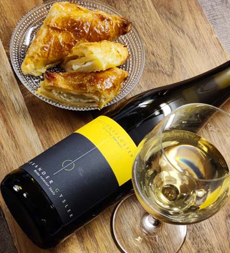 Alexander Gysler Riesling ja tuorejuustopasteijoita