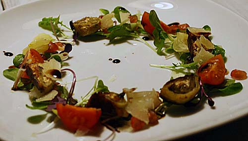 Alkusalaatti grillatulla endiivillä ja munakoisolla