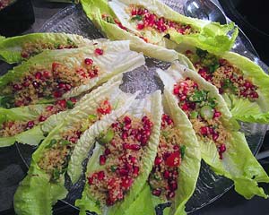 Lähi-idän mezet: tabbouleh-veneet ja granaattiomenan siemeniä.