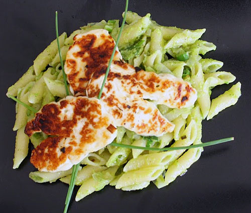 Herne-minttupestoa, pastaa ja paahdettua halloumia.