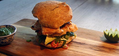 Kookoslohiburger, raparperisalsaa, raparperichutneyta ja korianteripestoa.