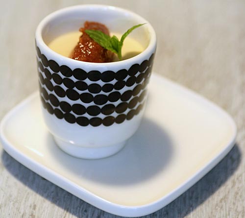 Raparperi posset ja rommilla maustettua raparperihilloa