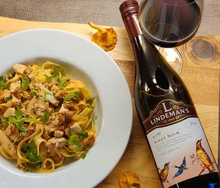 Kana-kantarellipasta ja Lindeman's Pinot Noir