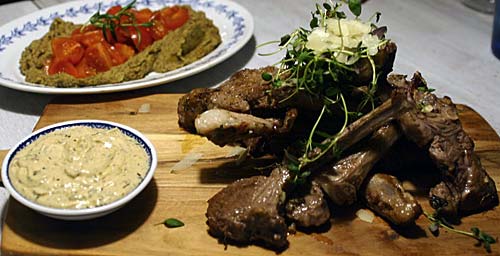 Karitsaa, sitruuna-mascarponeakastiketta ja papumuhennosta.