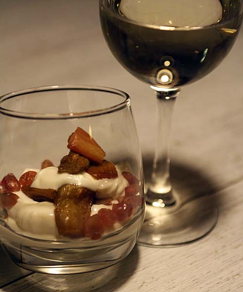 Labneh ja paahdettua raparperia