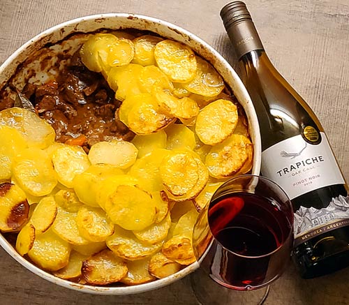 Lancashire hotpot ja Trapiche Pinot Noir