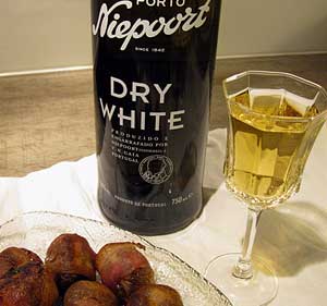 Niepoort Dry White portviinit sekä pekonitaatelit ja -viikunat