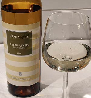 Roero Arneis pullo ja lasi
