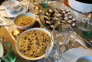 Sienirisotto, kantarellimuhennos ja sienisalaattileivät