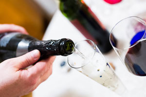 Proseccoa kaadetaan lasiin.