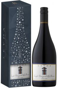 [kuva: Leyda Las Brisas Pinot Noir 2015 lahjapakkaus(&copy; Alko)]