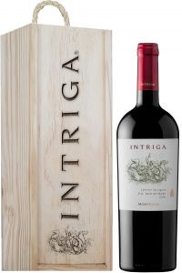 [kuva: Intriga Cabernet Sauvignon 2015 lahjapakkaus(&copy; Alko)]