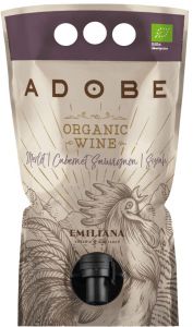 [kuva: Adobe Merlot Cabernet Sauvignon Syrah 2023 viinipussi(&copy; Alko)]