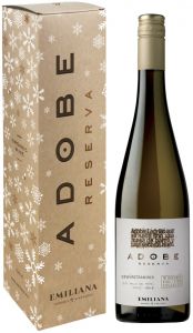 [kuva: Adobe Gewürztraminer Reserva 2017 lahjapakkaus(&copy; Alko)]