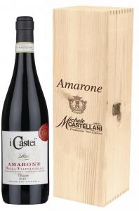 [kuva: I Castei Amarone della Valpolicella Classico 2015 lahjapakkaus(&copy; Alko)]
