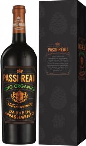 [kuva: Passi Reali Organico Appassimento 2016 lahjapakkaus(&copy; Alko)]